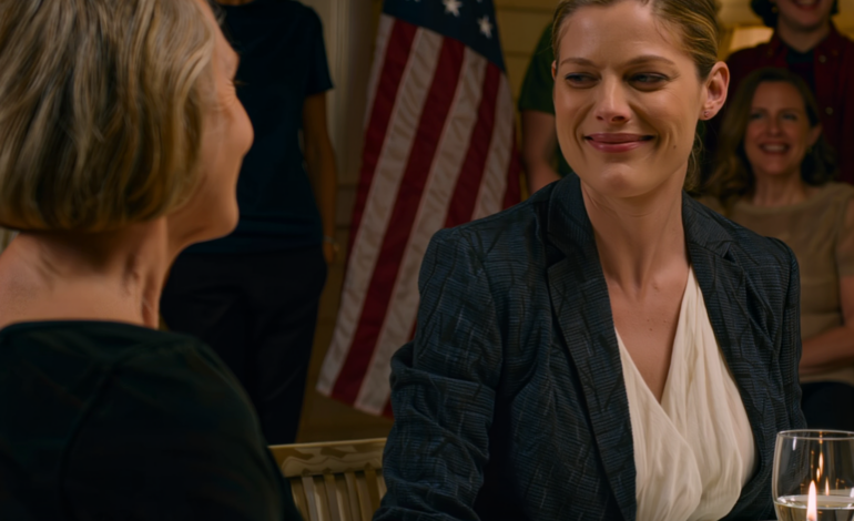 Le jour de mon anniversaire, ma belle-fille, devant les voisins de banlieue, a lancé avec un sourire narquois : « Fais tes valises. Cette maison n’est plus à toi.» Un rire gêné s’est répandu autour de la table éclairée aux chandelles, avec le vin rouge, et je me suis simplement levée pour aller dans le couloir. J’ai composé un numéro, j’ai dit : « C’est l’heure », puis je suis rentrée comme si de rien n’était. Dix minutes plus tard, la sonnette a retenti et son sourire a commencé à s’estomper.