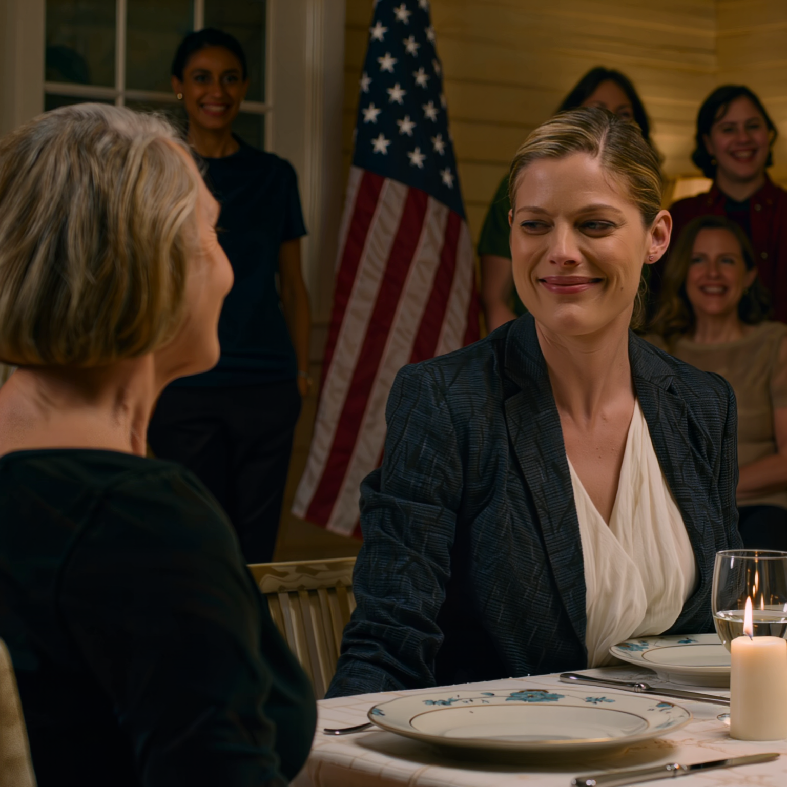 Le jour de mon anniversaire, ma belle-fille, devant les voisins de banlieue, a lancé avec un sourire narquois : « Fais tes valises. Cette maison n’est plus à toi.» Un rire gêné s’est répandu autour de la table éclairée aux chandelles, avec le vin rouge, et je me suis simplement levée pour aller dans le couloir. J’ai composé un numéro, j’ai dit : « C’est l’heure », puis je suis rentrée comme si de rien n’était. Dix minutes plus tard, la sonnette a retenti et son sourire a commencé à s’estomper.