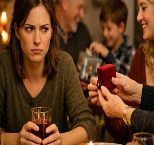 Ma mère a offert des cadeaux à tout le monde pour Thanksgiving, sauf à moi. Une semaine plus tard, ils sont venus frapper à ma porte…