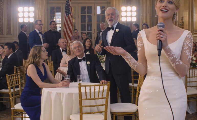 Ma sœur a ri et m’a appelée « juste une infirmière » devant 120 invités. Mais le père du marié n’arrêtait pas de me fixer, et quand il s’est enfin levé de la table d’honneur, un silence de mort s’est abattu sur la salle avant même que quiconque comprenne ce qu’il allait dire.  « Voici ma demi-sœur… juste une infirmière. »  Ma sœur l’a dit avec un sourire, comme si elle plaisantait. Comme si j’étais le petit incident embarrassant qu’elle devait dissimuler avant que la soirée ne puisse vraiment commencer.  Quelques personnes ont ri parce qu’elle avait ri la première.  Mon père a ri parce qu’il le pensait vraiment.  Ma belle-mère a ricané dans sa coupe de champagne.  Et moi, assise au fond de la salle, dans une robe bleu marine qui coûtait moins cher qu’un centre de table, j’essayais de ne rien laisser paraître.  C’était ça, ma famille. Ils n’avaient jamais besoin de crier pour me rabaisser. Ils le faisaient avec le plan de table, les noms mal orthographiés, les photos recadrées. Des présentations qui m’ont reléguée au second plan dans ma propre vie.  Je m’appelle Shelby. J’ai vingt-neuf ans. Je suis infirmière aux urgences. Je fais des gardes qui vous laissent les pieds en compote et les cheveux imprégnés de savon d’hôpital bien après le lever du soleil. Je suis celle que les gens rencontrent le pire jour de leur vie. Celle qui appuie sur une plaie. Celle qui leur dit : « Restez avec moi. Regardez-moi. Respirez. »  À l’hôpital, ça compte.  Dans ma famille, ça n’a jamais compté.  Quand le faire-part de mariage de ma sœur est arrivé, mon nom était mal orthographié. Encore une fois. Pas d’accompagnant. Pas de mot. Juste du papier crème épais, des lettres dorées et un rappel clair que j’étais invitée pour être comptée, pas la bienvenue.  C’était toujours mon rôle.  Ma sœur, Victoria, savait comment construire une histoire à laquelle les gens voulaient croire. En ligne, notre famille paraissait parfaite, chaleureuse et unie. Brunchs du dimanche. Fleurs fraîches. Photos souriantes. Légendes sur l’amour, la gratitude et la famille avant tout.  Je n’apparaissais sur aucune de ces photos.  En coulisses, j’étais celle qu’on gardait hors champ.  Celle que mon père appelait seulement quand Victoria avait besoin de quelque chose.  Celle à qui ma belle-mère parlait de cette voix douce qui signifiait toujours : « Ne complique pas les choses. »  Celle à qui on disait d’être présente, de se taire, de ne pas ramener tout à elle.  Alors, quand je suis arrivée au dîner de répétition et que je me suis retrouvée assise près de la cuisine, je n’ai pas été surprise. Quand Victoria est passée devant moi comme si j’étais un meuble, je n’ai pas été surprise. Quand elle a dit aux gens que je travaillais « dans un hôpital, d’une manière ou d’une autre », je n’ai pas été surprise.  Ce qui m’a choquée, c’est d’apprendre ce qu’elle avait dit à la famille du marié en mon absence.  Que j’avais des problèmes.  Qu’elle était fragile.  Qu’il valait mieux me tenir à distance.  Elle ne voulait pas seulement me faire oublier. Elle voulait qu’on me justifie.  Quand le dîner de mariage arriva, je savais déjà comment se déroulerait la soirée. Je savais que je serais placée à la pire table. Je savais qu’elle brillerait de mille feux. Je savais que mon père laisserait faire, comme toujours.  Ce que j’ignorais, c’est que quelqu’un à la table d’honneur me fixait comme s’il essayait de me sortir de la mémoire.  Richard Harrington. Le père du marié. Celui qui finançait tout le mariage. Calme et distingué, costume élégant, une présence qui imposait le respect sans qu’il ait besoin de dire un mot.  Il n’a pas ri quand Victoria m’a présentée.  Il n’a pas touché à son verre.  Il s’est contenté de me fixer.  Et plus il me regardait, plus il semblait mal à l’aise.  Je me souviens avoir serré mon verre d’eau à deux mains pour le maintenir stable. Je me souviens de Victoria traversant la salle avec l’assurance d’une victoire. Je me souviens de mon père rayonnant en la regardant comme si elle était la reine de la nuit. Je me souviens avoir pensé : « Tiens bon jusqu’à la fin du dîner. » Survivre à ça encore une fois.  Victoria reprit le micro.  Elle commença à raconter une de ces petites histoires d’enfance bien rodées, destinées à la rendre charmante et à me faire paraître insignifiante. L’assistance rit, comme prévu. Elle avait la situation en main. Tous les regards étaient tournés vers elle. Chaque rire tombait exactement là où elle le souhaitait.  Jusqu’à ce que je remarque un mouvement à la table d’honneur.  Richard Harrington s’était figé.  Pas figé par politesse. Pas figé par la réflexion.  Ce genre de figé qui précède la reconnaissance.  Il posa son verre.  Il recula sa chaise.  Et me regarda droit dans les yeux.  Puis il dit, d’abord doucement, mais assez fort pour que les personnes les plus proches de lui l’entendent :  « Attendez… vous êtes la fille qui… »  L’atmosphère changea.  D’un coup.  Sa chaise racla le sol.  Ma sœur cessa de sourire.  Mon père se retourna.