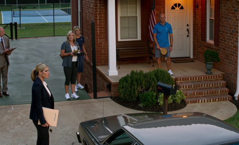 Mon père m’a traitée de « trop insistante » quand il a cru avoir raccroché. Il comptait s’emparer de ma maison. Alors, pendant ses vacances, je l’ai vendue 980 000 $ comptant.  Mon père a prononcé un seul mot quand il a cru que l’appel était terminé. Pas en face. Pas même à quelqu’un qui m’aimait. Juste dans le silence, comme si sa voix ne pouvait pas m’atteindre. Puis il a parlé de paperasse, de « régler » la situation, d’un plan qui me laisserait plantée devant ma propre porte. J’ai écouté sans l’interrompre. Et quand il a finalement réalisé que j’étais toujours en ligne, il était déjà trop tard pour revenir en arrière.  Je m’appelle Meline Bell. J’ai trente-trois ans et je gagne ma vie en repérant les failles des systèmes avant qu’ils ne s’effondrent. Je travaille dans l’expérience utilisateur, ce qui signifie que je passe mes journées à transformer le chaos en solutions claires et efficaces. On imagine souvent que ce genre de réflexion reste cantonné à un écran d’ordinateur.  Eh bien non.  Cette semaine-là, je suis rentrée dans l’allée de ma maison de plain-pied en briques, près de Raleigh, juste après le coucher du soleil, m’attendant à retrouver le calme habituel de cet endroit. Au lieu de cela, l’air était âcre et industriel, et le jardin brillait comme un stade.  Une partie de mon jardin avait été remplacée par une dalle de béton frais. Des projecteurs temporaires projetaient des ombres dures sur la pelouse. Mon père se tenait là, une pagaie à la main, comme s’il était chez lui. Ma belle-mère portait un plateau, comme si elle recevait des invités.  Ils ne demandaient pas.  Ils annonçaient.  « Valeur », répétait mon père, comme si ce mot justifiait tout. « Moderne. Propre. Meilleur pour le marché. »  Ce soir-là, je n’ai pas discuté. Je n’ai pas imploré qu’on me comprenne. Je suis rentrée, j’ai ouvert mon compte bancaire en ligne et j’ai contemplé des transactions qui n’avaient jamais été destinées à des travaux de rénovation.  Le lendemain matin, j’ai rationalisé mon emploi du temps et essayé de limiter mon quotidien : travail, cuisine, sommeil, et on recommence. Je me suis dit que je pourrais gérer la situation si je restais calme.  Puis vint le jour de ma plus grosse présentation client de l’année.  Une pièce silencieuse. Une porte verrouillée. Une présentation soigneusement préparée. Il ne me restait que trois diapositives avant de conclure quand la poignée tourna et la porte s’ouvrit brusquement.  Sans ménagement.  Comme si mon panneau de réunion n’avait aucune importance.  J’ai raccroché avant même que ma voix ne tremble, et j’ai vu soixante mille dollars s’évaporer dans un courriel poli sur les « conditions de travail ».  Mon père a haussé les épaules, comme si de rien n’était.  C’est alors que j’ai compris quelque chose qui a enfin donné un sens à tout cela.  Ce n’était pas de la maladresse.  C’était comme si c’était planifié.  Si j’avais le choix, je pouvais partir. Si je pouvais partir, leur confort prendrait fin.  Alors ils ont continué à réduire mes options jusqu’à ce que je ne voie plus la sortie.  Ce soir-là, une fois le silence retombé dans la maison, mon père m’a appelé du jardin parce que les lumières de son nouveau terrain « ne fonctionnaient pas correctement ».  Je lui ai dit que je viendrais voir.  Je n’ai pas raccroché.  Et lui non plus.  J’ai entendu sa voix se faire plus insouciante et assurée.  Je l’ai entendu rire.  J’ai entendu comment il me décrivait, pensant que je ne pouvais pas l’entendre.  Puis j’ai entendu la suite : le plan. Les papiers. L’idée que l’acte de propriété pouvait être « géré », que je pouvais être mis de côté avec la bonne histoire et la bonne signature.  J’ai eu froid dans le dos, mais j’ai retrouvé mes esprits.  Je ne l’ai pas confronté sur-le-champ.  Je ne l’ai pas menacé.  J’ai fait ce que je fais toujours quand un système dysfonctionne.  J’ai changé de stratégie.  J’ai appelé un avocat de confiance. J’ai confirmé ce que je savais déjà : la maison était à moi, titre de propriété clair, à mon nom seulement. Puis j’ai appelé quelqu’un qui se fichait des relations familiales, seul le rythme de la vente comptait.  Acheteur au comptant. Délais rapides. Sans complications.  Deux jours plus tard, mon père et ma belle-mère sont partis pour un week-end qu’ils préparaient depuis des mois. Ils ont fait leurs valises, parlé du brunch, puis sont sortis comme si rien ne pouvait bouger sous leurs pieds.  Le matin de leur départ, une voiture banalisée s’est garée dans mon allée. Un bloc-notes. Un notaire. Un trousseau de clés vierge.  J’ai signé une fois.  Puis une deuxième.  Et à midi, le virement est arrivé.  980 000 $.  Comptant.  Disponible.  Je n’ai pas fêté ça. Je n’ai rien publié. Je n’ai rien annoncé.  Je suis simplement restée assise dans une pièce silencieuse, savourant le calme que je n’avais pas ressenti depuis des années.  Cette nuit-là, alors qu’ils étaient encore absents, les serrures ont été changées.  Pas par moi.  Par le nouveau propriétaire.  À leur retour, ils ont monté les marches, valises à la main, ont cherché la poignée et ont constaté que la maison était devenue inaccessible.