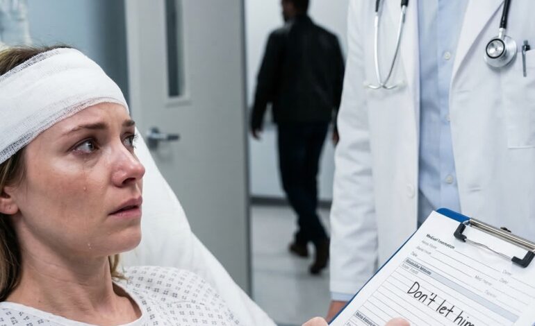 « Je vais dire au médecin que tu as glissé et que tu t’es cognée la tête. Compris ? » murmura mon mari à mon chevet. J’acquiesçai, jusqu’à ce qu’il se penche plus près et siffle : « Dis la vérité, et tu ne reverras plus jamais les enfants. » Quelques minutes plus tard, mon médecin entra… et je reconnus mon vieil ami de fac. Les mains tremblantes, je lui pris son stylo et écrivis trois mots désespérés. À l’instant où il les lut, son visage se décomposa. La suite changea tout.