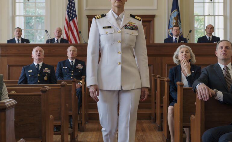 Mon frère a dit à mes parents que j’avais quitté la Marine, et ils l’ont cru si aveuglément qu’ils m’ont effacé de leur mémoire pendant douze ans. Puis il a comparu devant une cour martiale, et la fille qu’ils croyaient déchue est entrée dans ce tribunal militaire silencieux, en grande tenue blanche, avant même qu’ils ne réalisent que le mensonge avait atteint son terme.