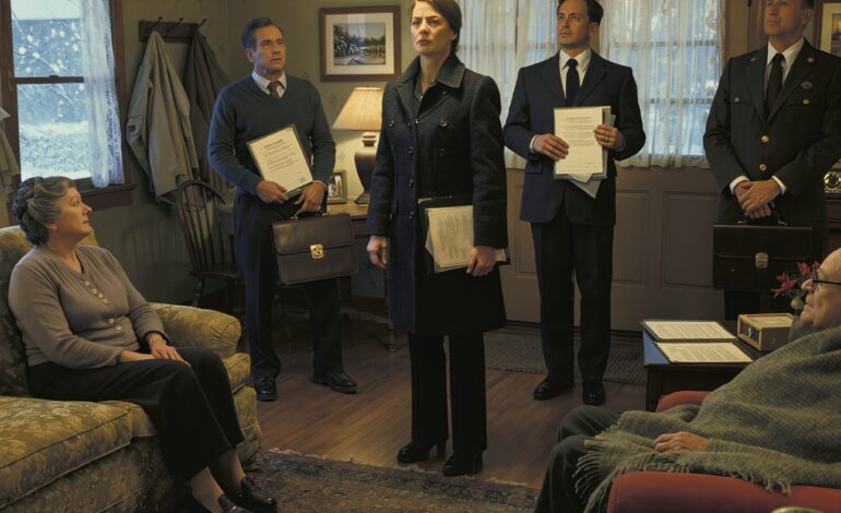 Je suis rentrée chez moi en espérant prendre des nouvelles de mon grand-père et je l’ai trouvé grelottant, seul dans une maison sombre de l’Ohio, tandis que mes parents étaient partis en bateau, prévoyant de la vendre sans lui. Mais lorsqu’ils ont franchi à nouveau la porte d’entrée, souriant à propos de leur acheteur, le chauffage était de nouveau allumé, l’avocat attendait et je détenais la seule vérité qu’ils n’auraient jamais pensé que je dirais à voix haute.