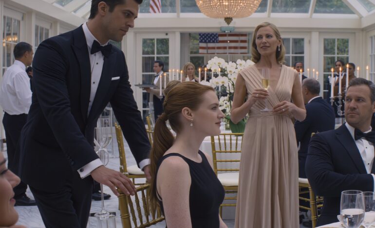 Ma mère a levé sa coupe de champagne et m’a présentée comme la fille qui « fait juste le ménage », mais le visage du marié a changé si vite que j’ai su que le mensonge qu’elle avait peaufiné pendant des années allait éclater en plein milieu de la réception.