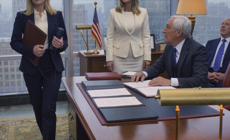 Ma belle-mère a convaincu mon père de me déshériter, souriant tandis qu’il signait tous les documents. Quelques minutes plus tard, mon avocat m’a appelé : le fonds fiduciaire de ma grand-mère était activé — 450 millions de dollars étaient désormais sous mon contrôle. Et ma belle-mère ? Elle travaillait maintenant pour une entreprise que je contrôlais.