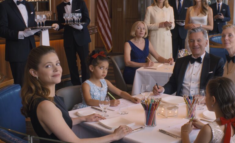 « L’invitation pour les 60 ans de mon père est arrivée avec un mot : “Tenue de soirée exigée. Si vous ne pouvez pas vous habiller convenablement, veuillez ne pas venir.” Maman a appelé : “Le petit ami de ta sœur est le fils d’un sénateur. On ne peut pas te laisser venir… tu sais.” J’ai raccroché discrètement. Le soir de la fête, papa est entré dans le restaurant. Il s’est arrêté net. Parce que j’étais à la meilleure table avec le gouverneur… qui tenait ma fille dans ses bras. Les gardes du corps se sont avancés… » – Actualités