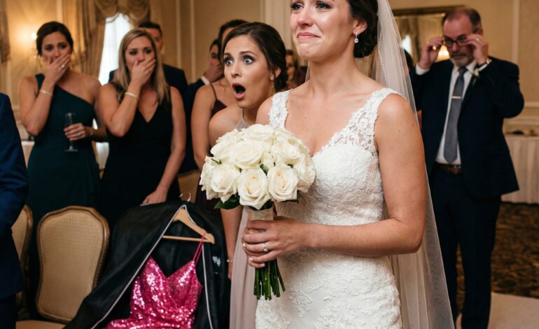 « J’ai ouvert la housse de ma robe de mariée… mais à l’intérieur, il n’y avait pas ma robe. C’était une robe de soirée à paillettes. Ma sœur a souri jusqu’à ce que j’entre en portant la vraie robe. La foule a retenu son souffle tandis que son visage se décomposait… »