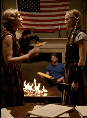 Mes parents m’ont appelée pour dîner à Greyfield, en Géorgie. Ils m’ont dit que je rencontrerais une « amie de la famille », mais en arrivant, j’ai trouvé un inconnu, un pasteur et un contrat de mariage déjà rempli à mon nom. Ma mère a dit froidement : « Tu as 27 ans, tu es toujours célibataire et tu nous fais honte. Signe ce soir ! » Mon père a bloqué la porte… J’ai tourné la page, souri et dit : « Vous auriez vraiment dû lire ce que j’ai déposé hier. » Puis le téléphone de ma mère s’est mis à vibrer sans arrêt – et c’est là que j’ai compris qu’il n’y aurait jamais de dîner.