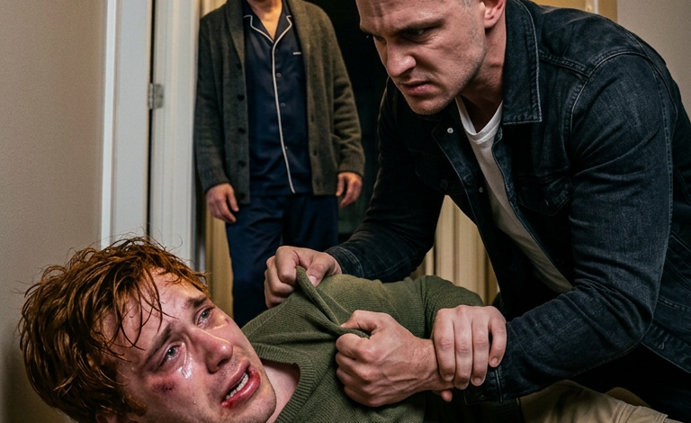 Je me suis réveillée sous les coups et le goût du sang, traînée dans mon propre couloir tandis que mon père, planté là, souriait comme si c’était un spectacle. J’ai réussi à sortir juste le temps d’appeler les secours avant de m’effondrer sur le trottoir. Quand les policiers ont perquisitionné notre maison, ce qu’ils ont découvert a retourné Maplewood contre les Caldwell du jour au lendemain.