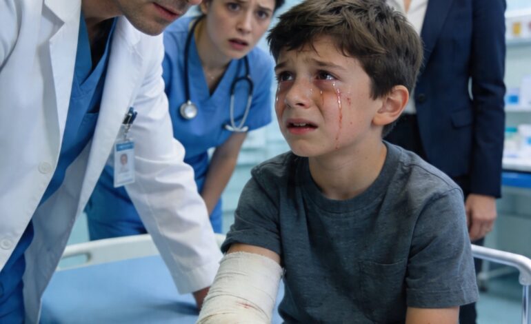 « S’il vous plaît… ne l’enlevez pas », murmura un petit garçon de 5 ans tandis que les médecins s’apprêtaient à lui retirer son plâtre. Tous crurent à de la peur… jusqu’à ce qu’un médecin le touche, s’immobilise un instant… et dise doucement : « Il y a quelque chose qui cloche. »