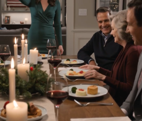 À ma table de Noël, ma belle-fille s’est levée, a levé son verre et a lancé à haute voix : « Bravo à celle qui a tout fait aujourd’hui ! »