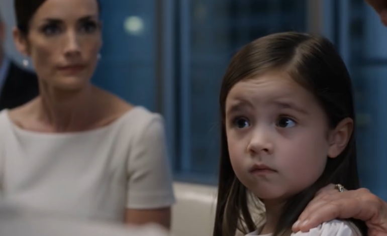« Ne fais pas comme maman. Elle invente des histoires », a dit ma belle-mère à ma fille — jusqu’à ce qu’une simple enveloppe blanche plonge le dîner d’anniversaire dans un silence pesant.