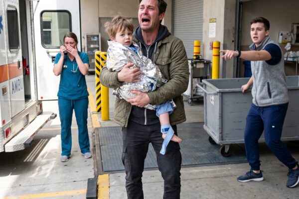 Após meu filho de 3 anos ser declarado morto, seu corpo foi levado para o necrotério. Horas depois, uma voz fraca sussurrou de sua gaveta: “Papai… não me deixe”. Abri a gaveta e o encontrei vivo, acorrentado, mas a verdadeira questão era quem o queria escondido ali.