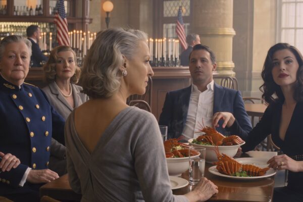 Minha nora pediu lagosta para a família dela, enquanto me ofereceu apenas um copo d’água. Depois, meu filho me disse para me colocar no meu lugar — até que o dono do restaurante saiu da cozinha e todos no salão finalmente descobriram quem eu realmente era.