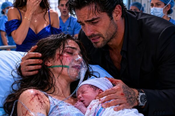 O chefe da máfia entrou no hospital com sua nova amante a tiracolo, frio, intocável e temido por todos no corredor. Mas, no instante em que olhou através das portas da sala de emergência, seu sangue gelou. Lá estava ela — a mulher que ele havia abandonado, pálida e morrendo na cama — enquanto o monitor ao lado dela revelava a verdade que ele jamais deveria saber: ela estava grávida dele. – Histórias Reais