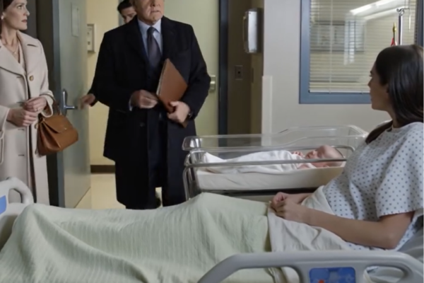 Três dias após a minha cesariana, eu estava sentada num quarto silencioso de um hospital em Boston com meu recém-nascido dormindo ao meu lado quando meu pai entrou carregando uma pasta de couro. Ele largou uma pilha de papéis no meu cobertor e disse: “Assine, Chloe. Não complique as coisas”. Meu marido estava lá embaixo resolvendo uma questão do seguro. Minha mãe estava parada perto da porta como se estivesse esperando as enfermeiras. E foi naquele momento que percebi que elas não tinham vindo para conhecer meu filho.