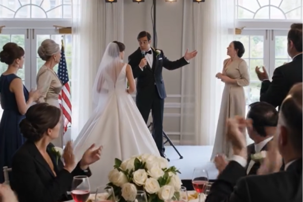 Na nossa festa de casamento, meu marido anunciou publicamente que estava deixando todos os seus bens para a mãe, além de uma pensão de 6 mil dólares por mês. Em seguida, virou-se para mim com o microfone na mão e disse: “Você me apoia, não é?”, diante de 300 convidados.