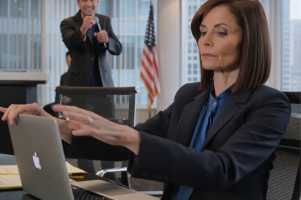 “Saibam qual é o seu lugar”, disse o novo CEO com desdém a todos, enquanto meu vice-presidente ria. Então, simplesmente fechei meu laptop, atendi a ligação do presidente do banco, ouvi em silêncio, depois encarei o CEO e disse: “Ele deve estar esperando uma ligação sua agora.”