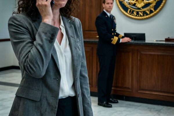 Um capitão a chamou de “querida” na recepção da base naval — um telefonema discreto fez todo o comando congelar.
